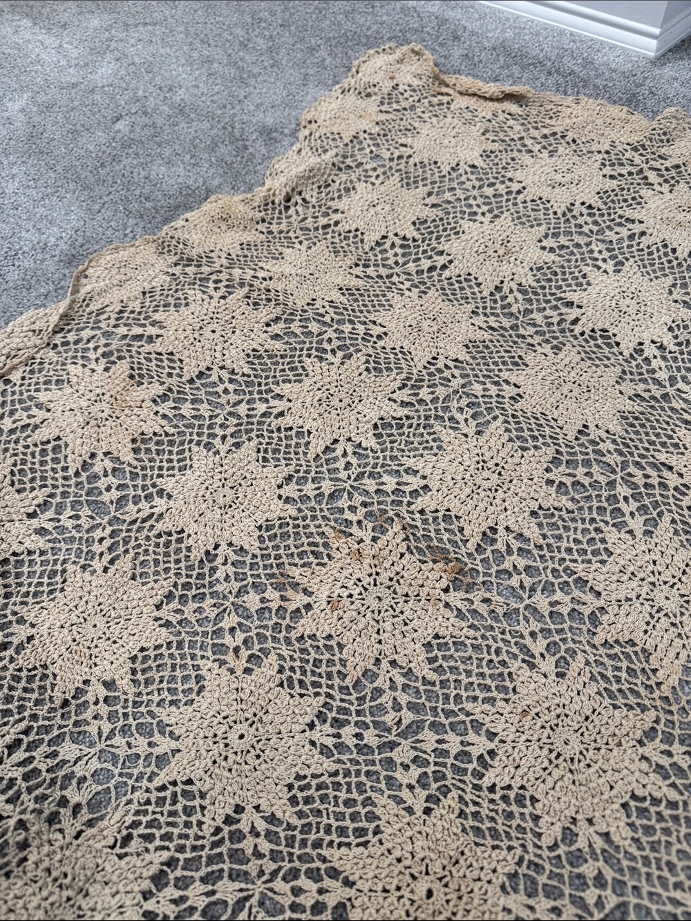 Vintage Crochet tablecloth please look at photos - Picture 7 of 9